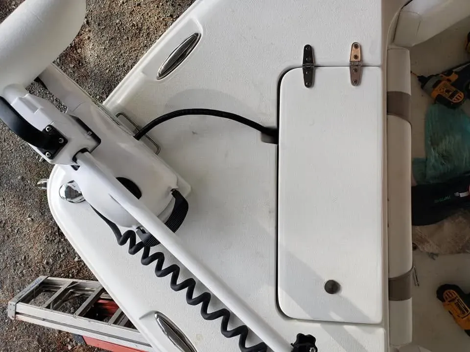 Trolling motor bow mount detail