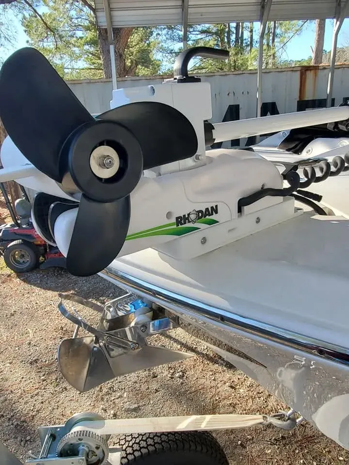 Trolling motor prop and shaft on the bow